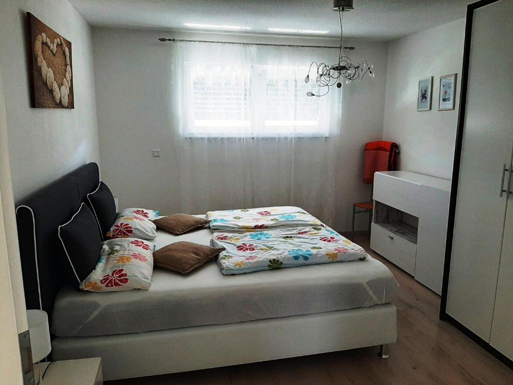Jollen Apartments room 5